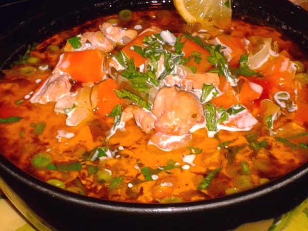 Tárkonyos tejszínes pulykaragu leves, cipóban tálalva