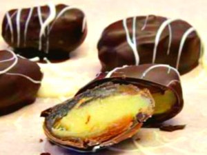 Marcipánnal töltött datolya, csokoládéba mártva