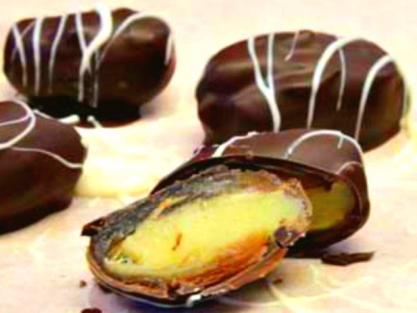 Marcipánnal töltött datolya, csokoládéba mártva