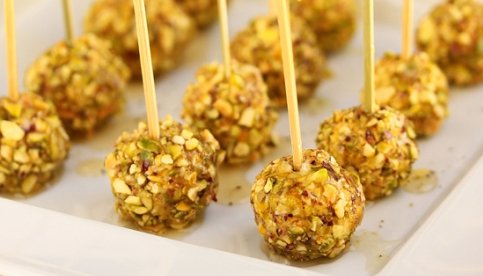 Pisztáciás sajtos golyócskák szőlővel és mézzel