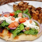 csirkés_souvlaki_salátával_pitával