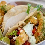 sült avokádó chilis szósszal tortilla és salátával