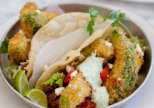 sült avokádó chilis szósszal tortilla és salátával