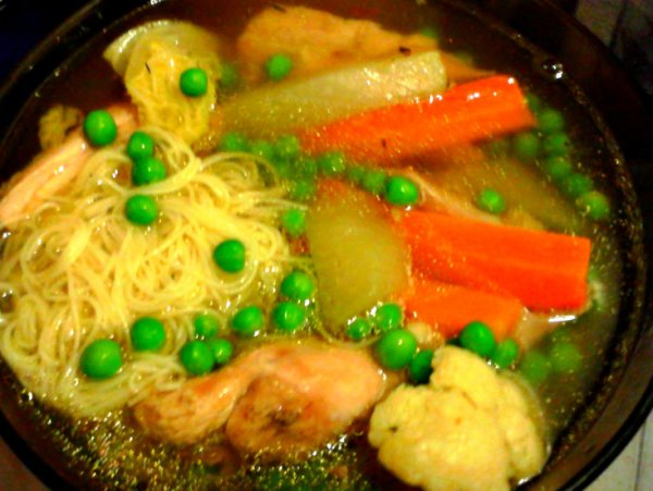 Ízletes, pikáns csirkehús leves, cérnametélttel