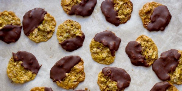 Csokoládé mártott pisztáciás falatkák