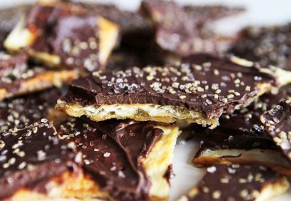csokoládés-karamellás sós keksz