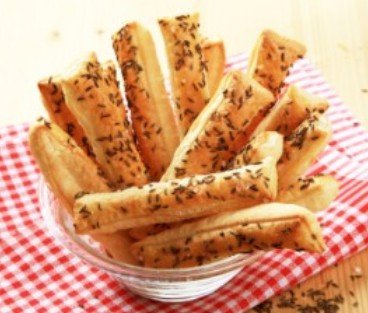 köményes sajtos szezámmagos rudacskák - leveles tésztából