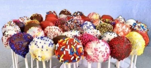 színes süteményes golyócskák