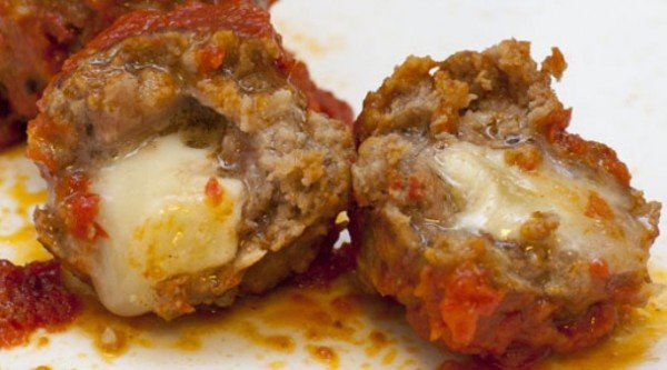 paradicsomos húsgombóc sajttal töltve – sült paprikával.