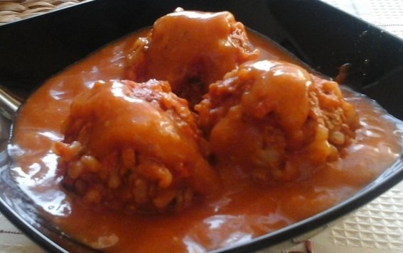 paradicsomos húsgombóc sajttal töltve – sült paprikával