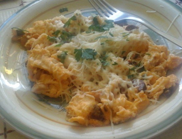 pikáns joghurtos omlett - sajttal - gombával