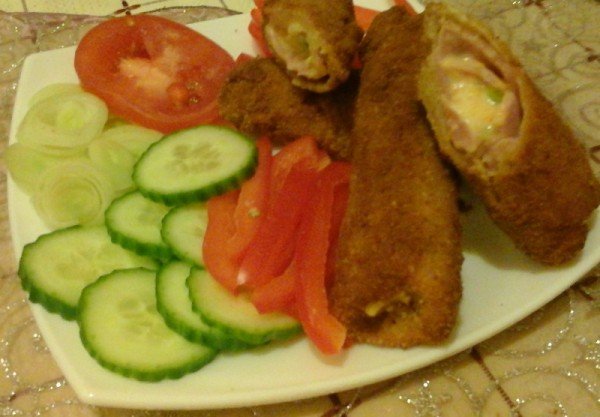 sajttal – sárgarépával töltött sonka tekercsek rántva