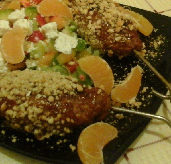 szaftos húsos grill nyársak pisztáciával és mandarinos-feta sajtos salátával