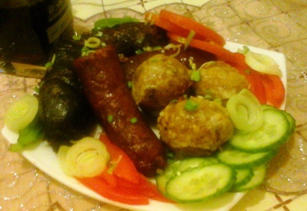 sült hurka-kolbász – sajtos fokhagymás burgonyával..