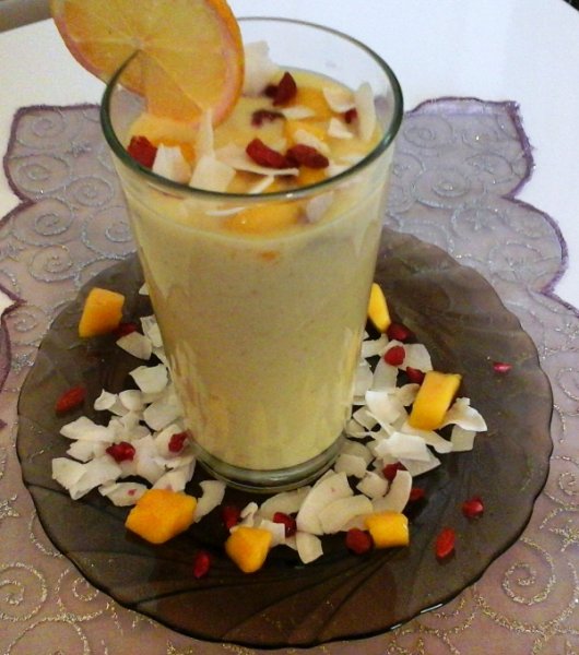 banános-mangós turmix grántátalmával és Goji bogyóval - kókuszpehely kiséretében