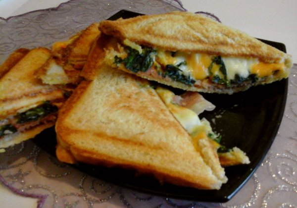 grillezett spenótos sonkás sajtos szendvics