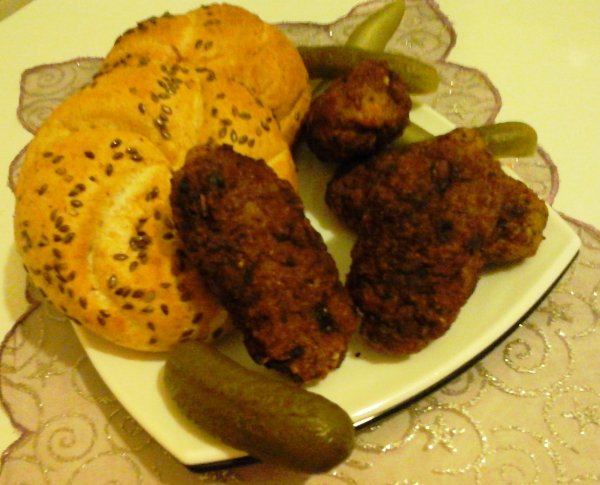 miccs-magos zsömlével-savanyú uborkával vagy mustárral