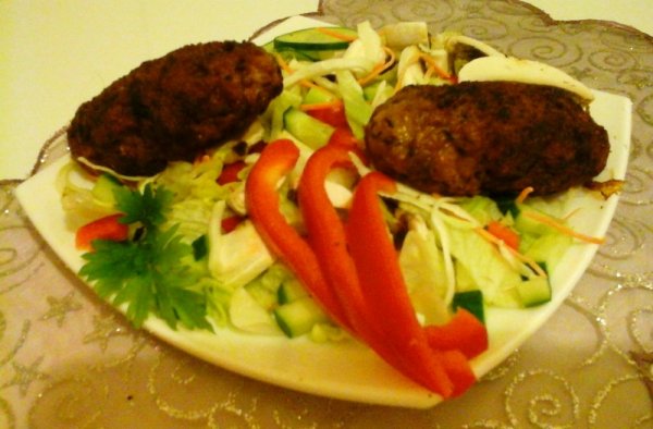 mititei-muzsdélyos káposzta salátával