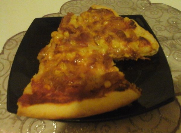 mozarella-cheddar sajtos és prosciutto olasz sonkás kukoricás pizza