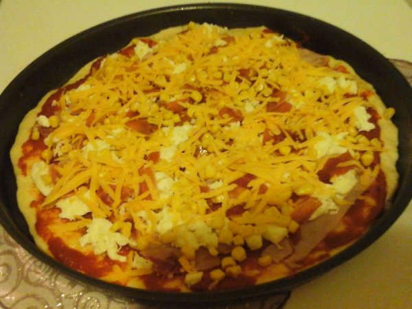 mozarella-cheddar sajtos és prosciutto olasz sonkás pizza