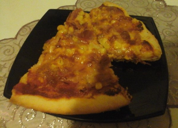 mozarella-cheddar sajtos és prosciutto olasz sonkás pizza