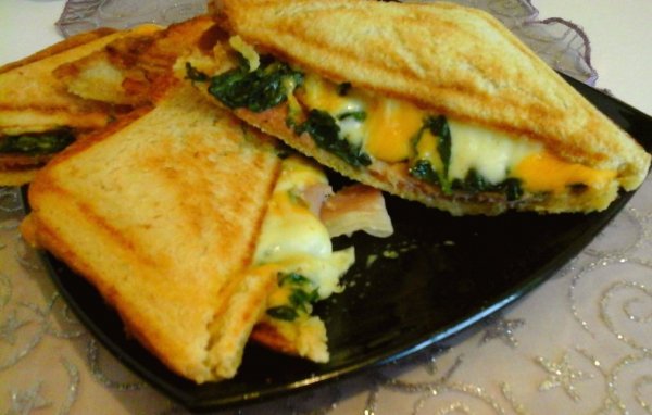 spenótos grillezett sonkás sajtos szendvics