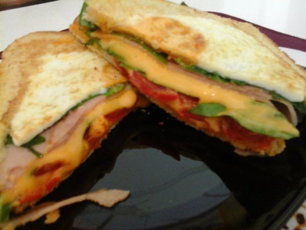 dupla sajtos sonkás tükörtojásos medvehagymás  szendvics