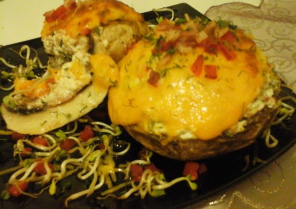 fokhagymával-kaprral izesített és túróval-krémsajttal-töltött gomba