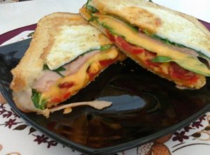 medvehagymás dupla sajtos sonkás-baconos -tükörtojásos szendvics