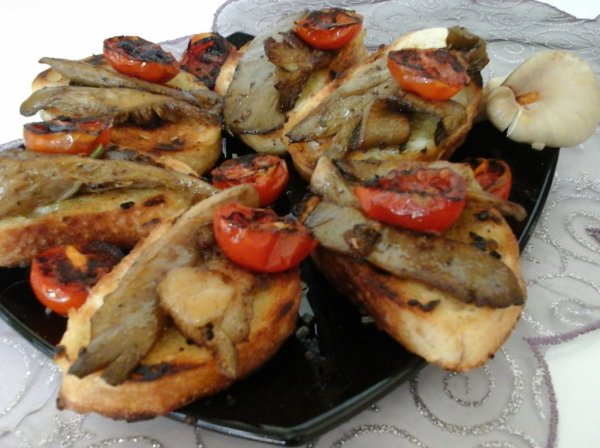 pirított laskagomba pirítós fokhagymás baguettel-sült paradicsommal