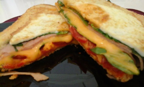 sonkás-dupla sajtos-tükörtojásos-baconos medvehagymás  szendvics