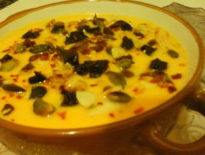 sütötök krémleves tejszines - aszalt gyümölcsökkel-piritott magokkal és chili pehellyel