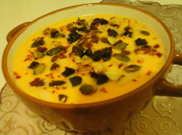 sütötök tejszines krémleves aszalt gyümölcsökkel-chili pehellyel és piritott magokkal