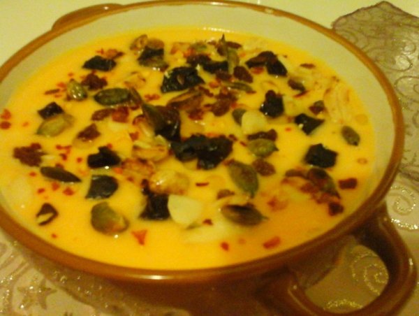 sütötök tejszines krémleves aszalt gyümölcsökkel, piritott magokkal és chili pehellyel