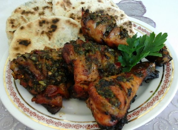 Jamaicai Jerk csirke jalapeno lapos kenyérrel