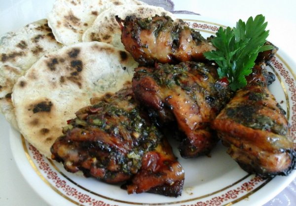 Jamaicai Jerk pikáns csirke jalapeno lapos kenyérrel