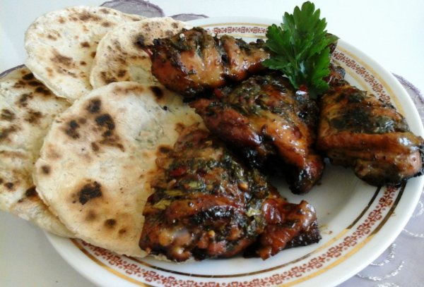 Jamaicai Jerk pikáns csirke lapos kenyérrel