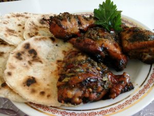 Jamaicai Jerk pikáns csirke zöldhagymás lapos kenyérrel