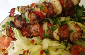 chilis-mézes-lime saslik-salátával