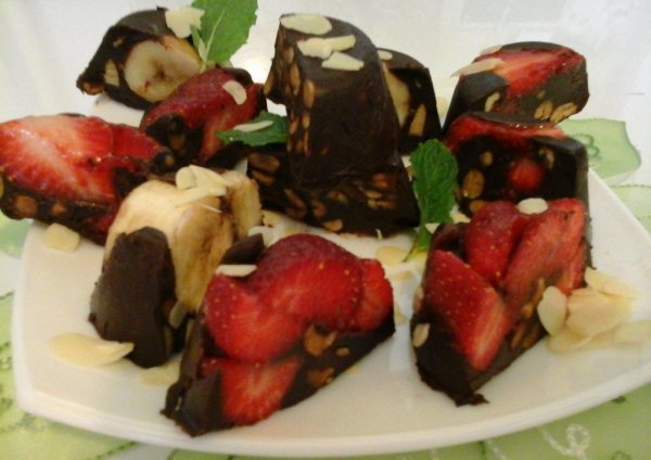 csokoládés epres -banános-sós mandulás-muffin kockák