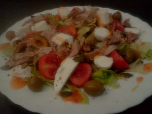 csülökné pékné módra -mozarellával és salátával-mangós chilis szósszal