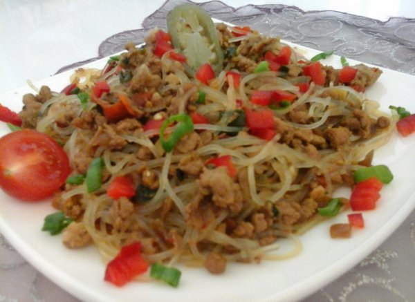 fűszeres húsos  - San Choy Bow üvegtészta salátával