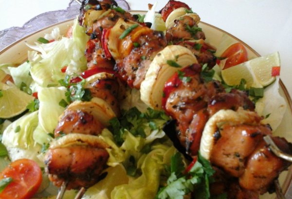 lime-chilis- mézes-saslik-salátával