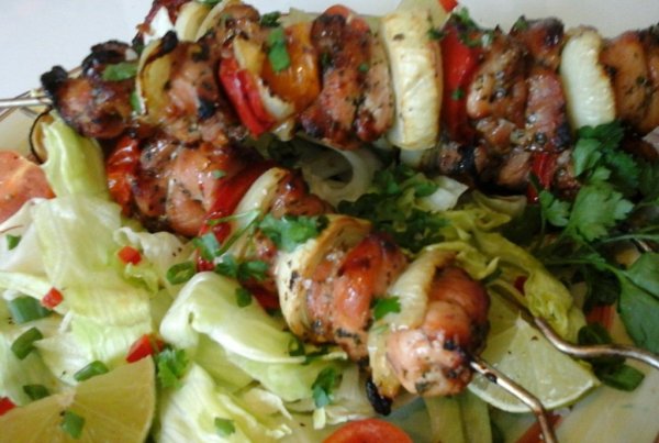 mézes-chilis-lime saslik-salátával