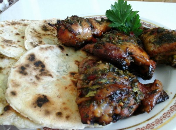 pikáns Jamaicai Jerk csirke jalapeno lapos kenyérrel