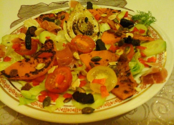 piritott sütötök& édeskömény - pármai sonka& aszalt szilva salátával