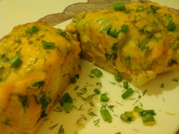 ropogósra sült fokhagymás-vajas cheddar sajtos baguette