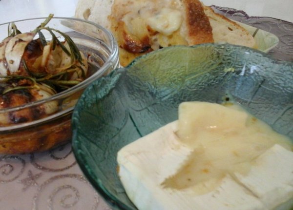 sült fokhagyma chilis-rozmaringgal -camembert sajttal