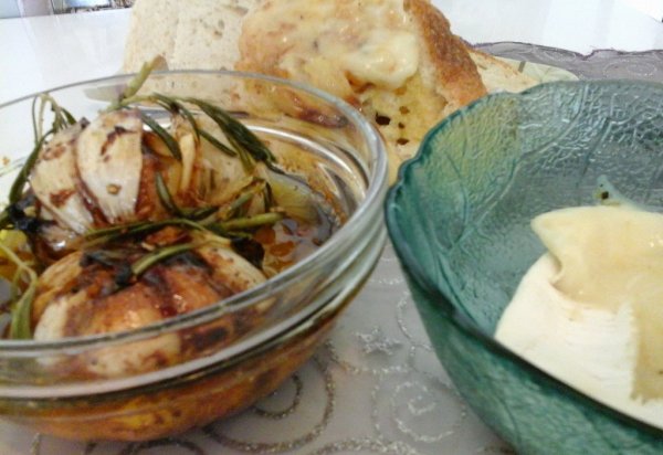 sült fokhagyma rozmaringgal – camembert sajttal-fűszerekkel