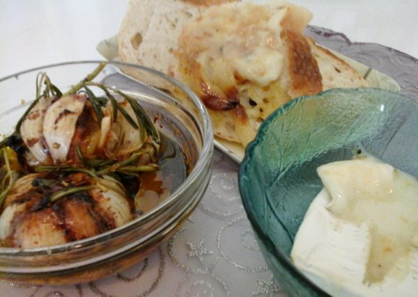 sült fokhagyma rozmaringgal – camembert sajttal-fűszerekkel-friss kenyérrel